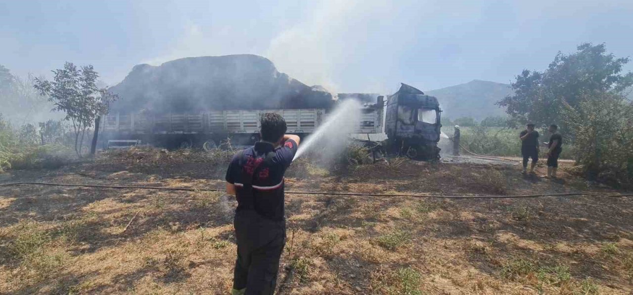 İzmir’de saman yüklü tır alev aldı