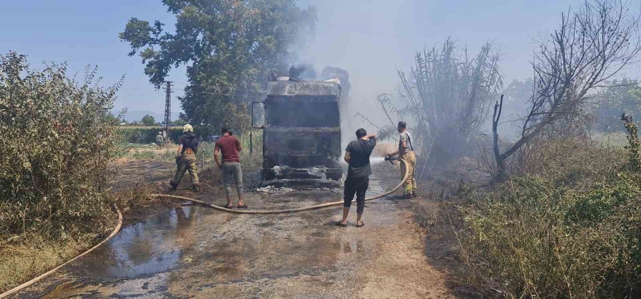 İzmir’de saman yüklü tır alev aldı