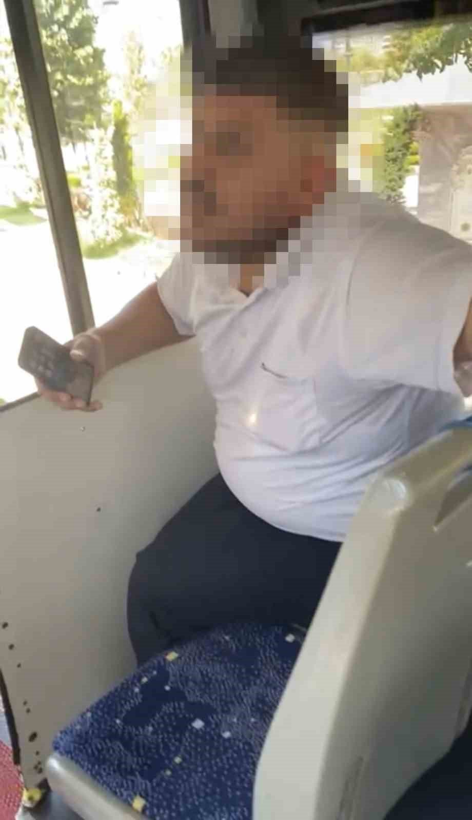 Otobüse köpekle alınmayan kadın ortalığı birbirine kattı: İnerken şoföre saldırdı