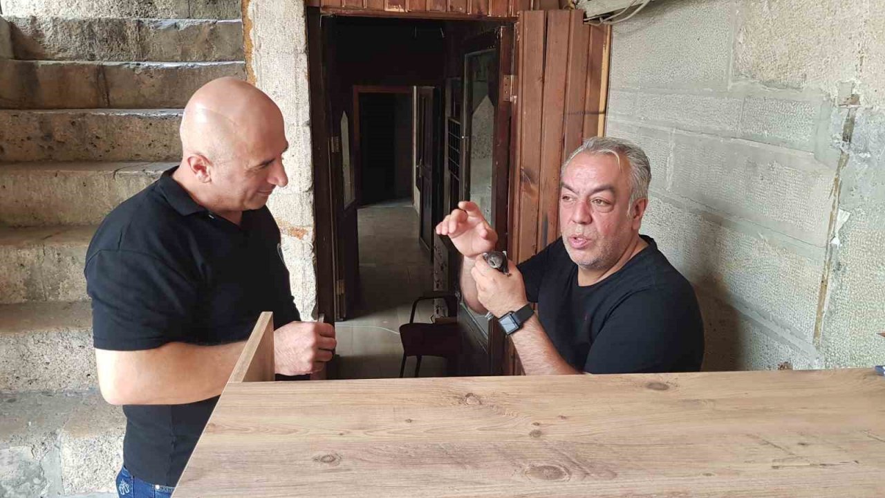 378 yıllık Cinci Han’ın bahçesine düşen ebabil kuşu yetkililere teslim edildi