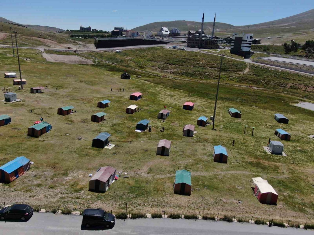 Sıcaktan bunalan dağa kaçtı