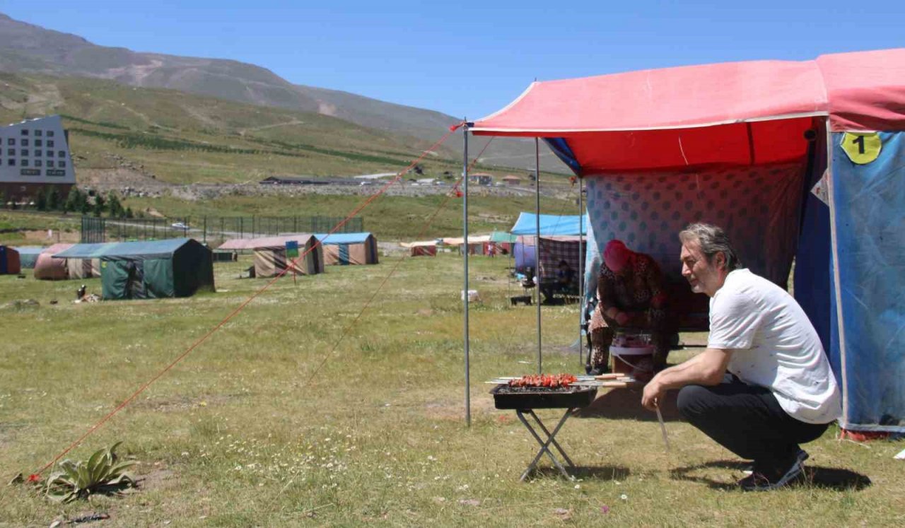 Sıcaktan bunalan dağa kaçtı