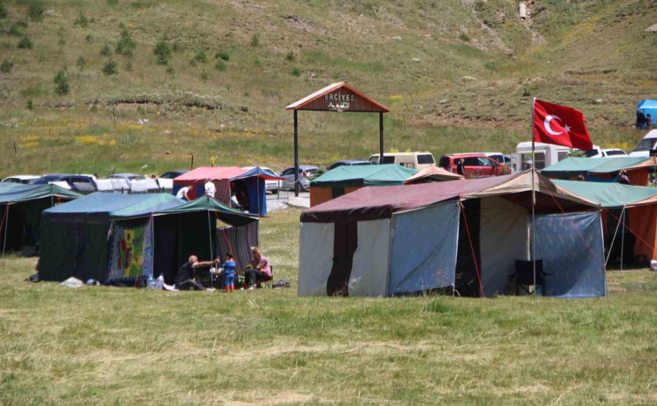 Sıcaktan bunalan dağa kaçtı