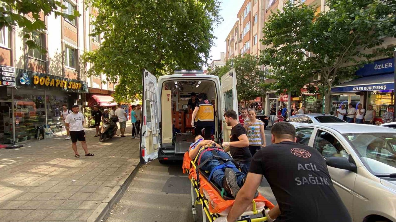 Koşarak karşıdan karşıya geçmek isteyen çocuğa arabanın çarptığı anlar kameraya yansıdı