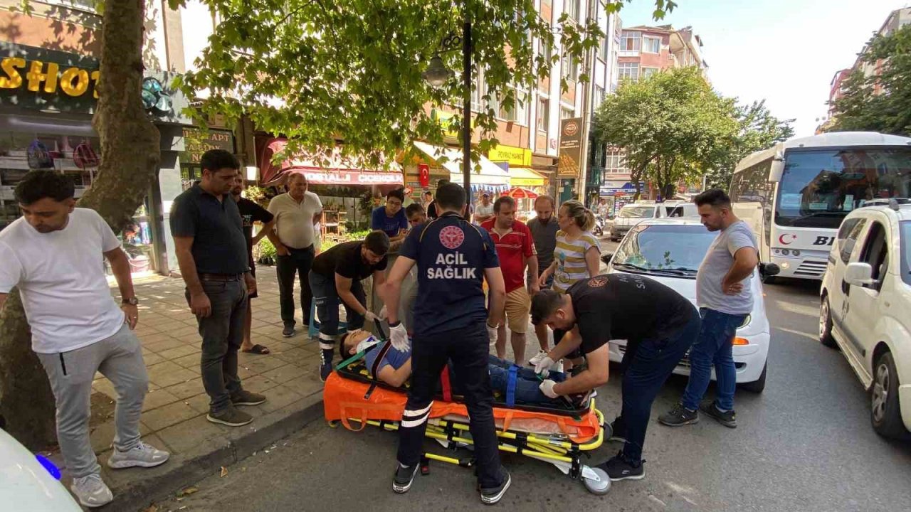 Koşarak karşıdan karşıya geçmek isteyen çocuğa arabanın çarptığı anlar kameraya yansıdı