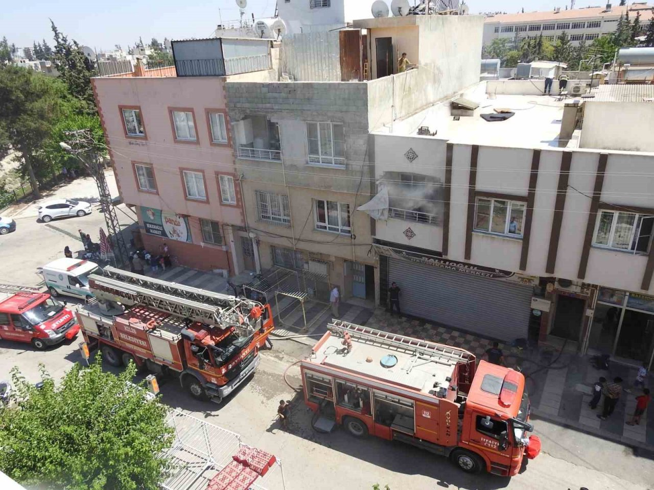 İtfaiye eri canını hiçe sayarak dumanların arasına daldı