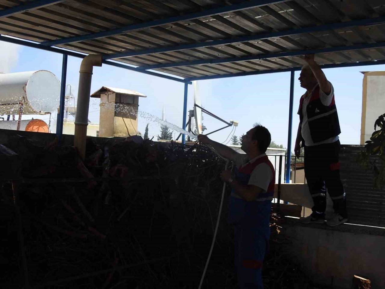 İtfaiye eri canını hiçe sayarak dumanların arasına daldı