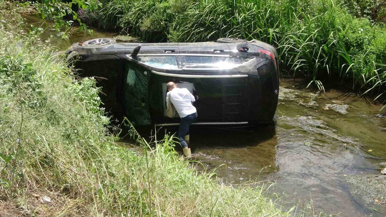 Kontrolden çıkan otomobil çaya uçtu: 4 yaralı