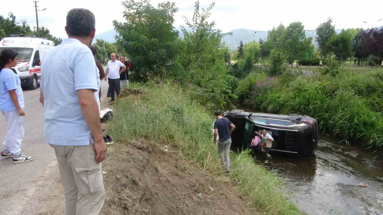 Kontrolden çıkan otomobil çaya uçtu: 4 yaralı