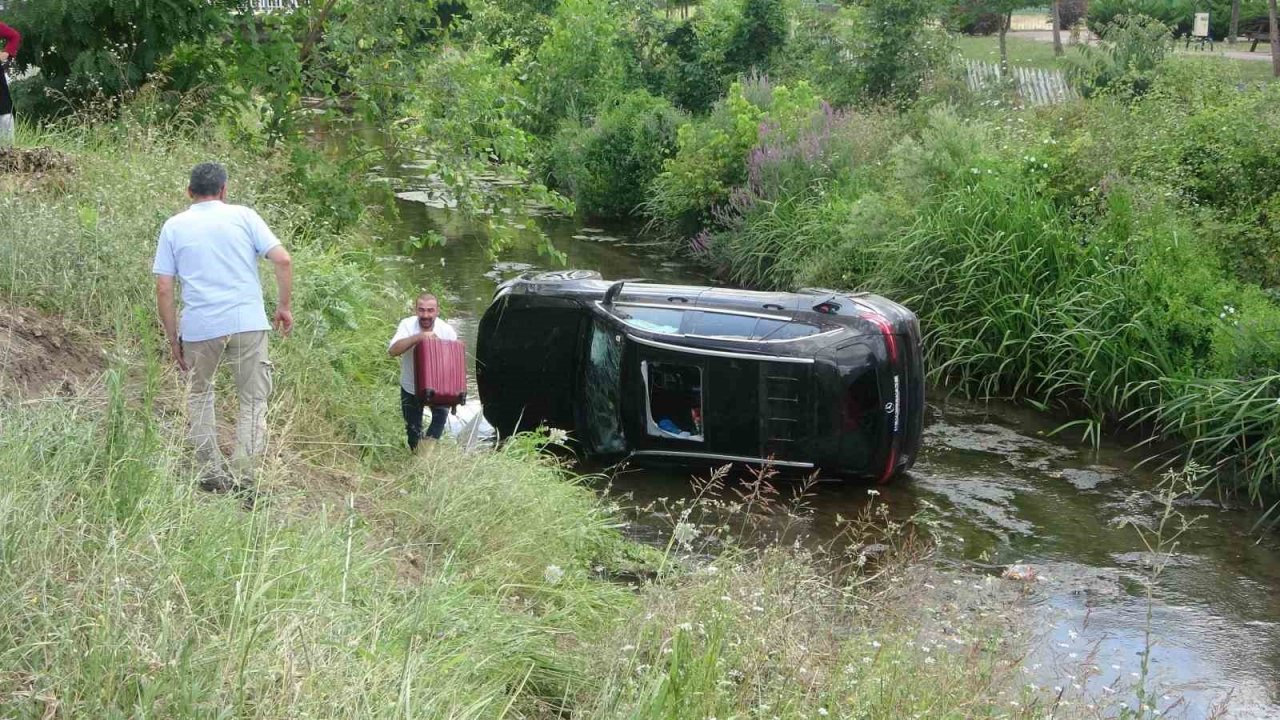 Kontrolden çıkan otomobil çaya uçtu: 4 yaralı