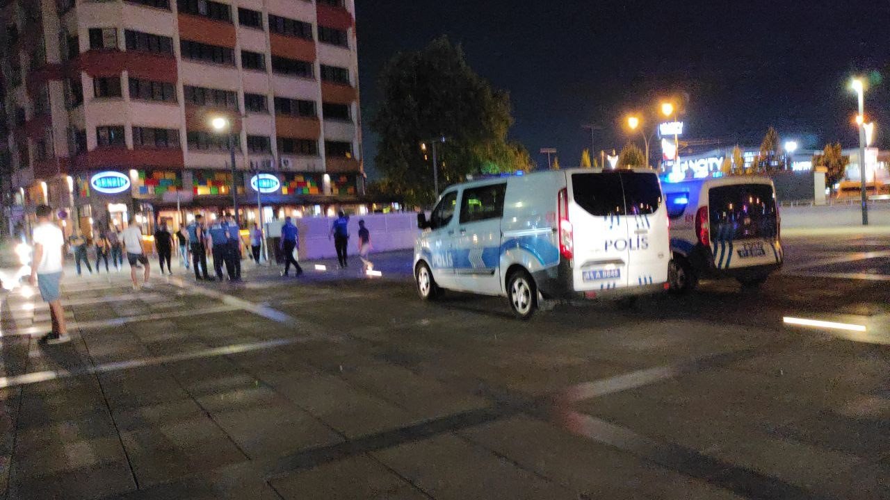 Kovaladığı genci kentin göbeğinde bıçakladı