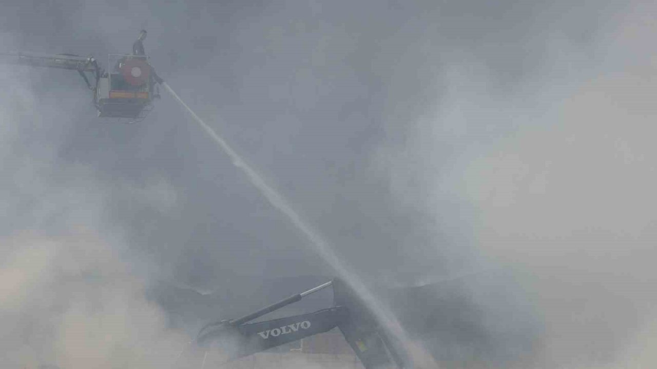 Geri dönüşüm fabrikasında 18 saattir soğutma çalışması yapılıyor