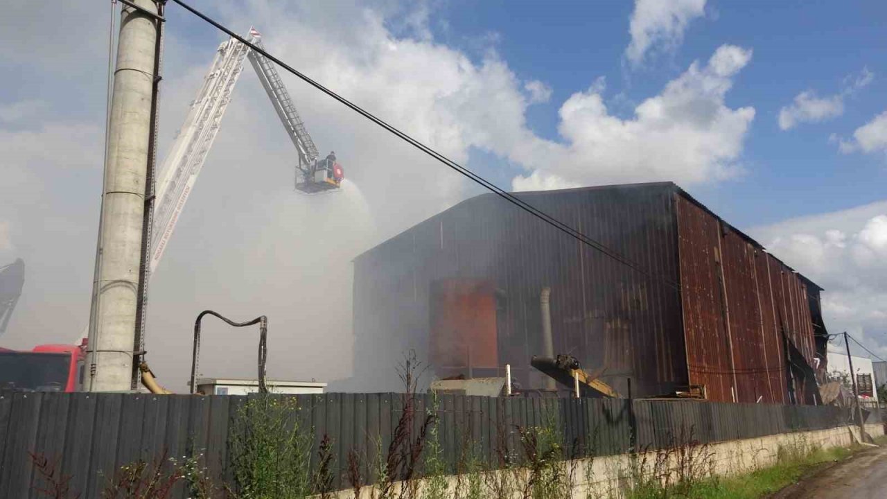 Geri dönüşüm fabrikasında 18 saattir soğutma çalışması yapılıyor