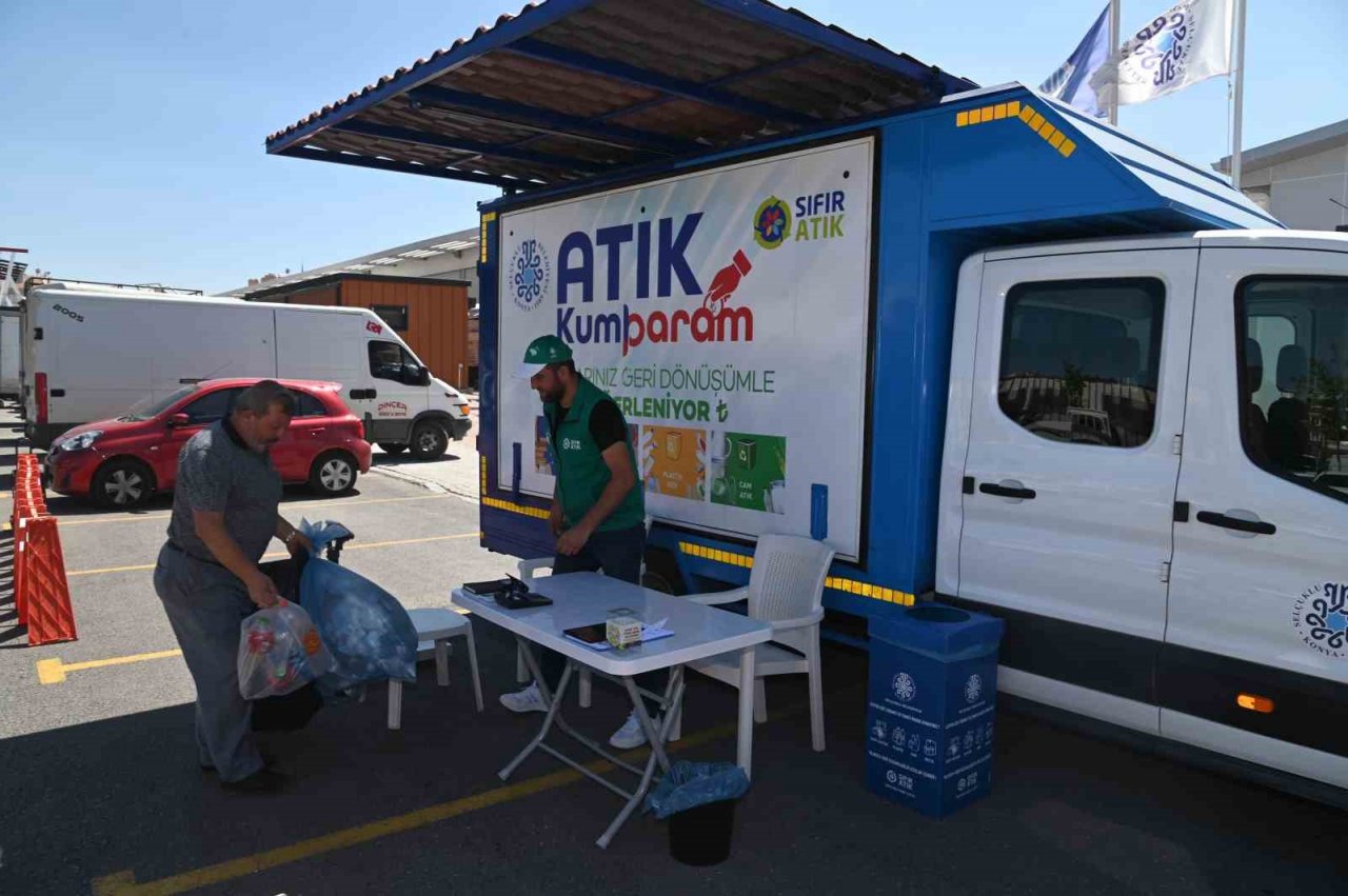 Selçuklu Belediyesinin Mobil Atık Kumbara Aracı semt pazarlarında