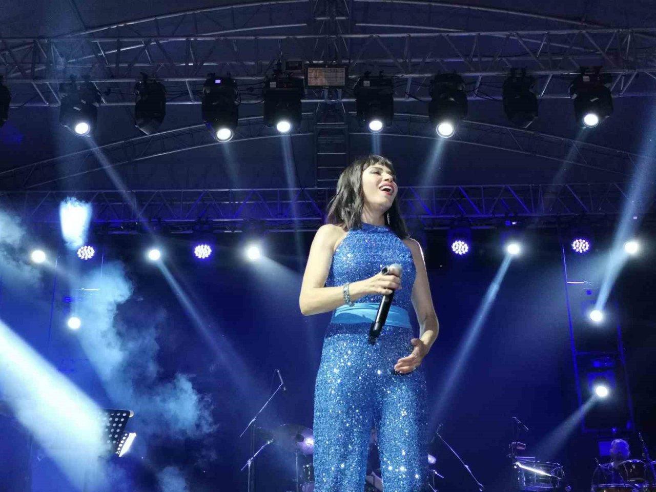 Sanatçı Burcu Güneş şarkılarıyla Gedizlileri coşturdu