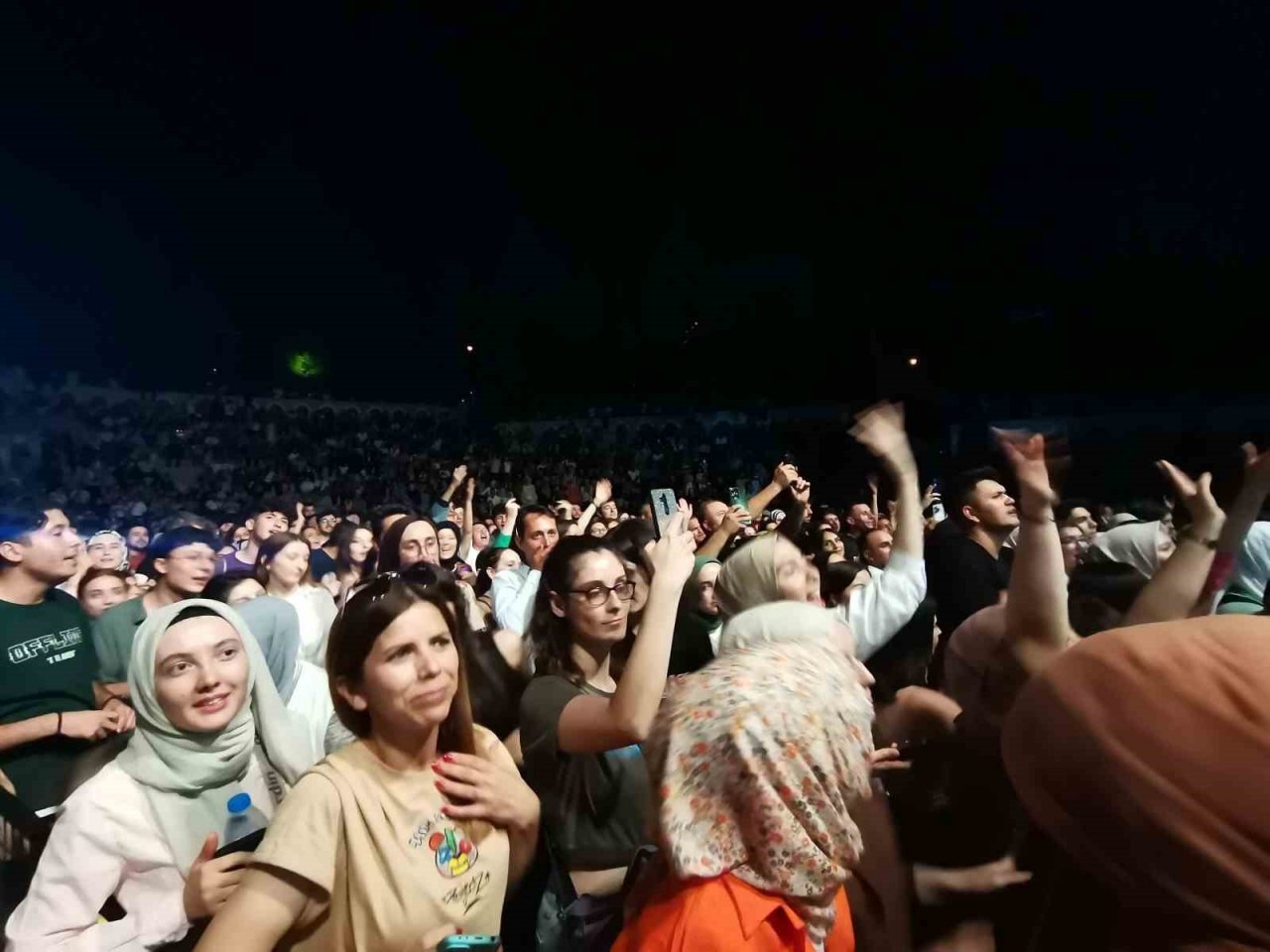 Sanatçı Burcu Güneş şarkılarıyla Gedizlileri coşturdu