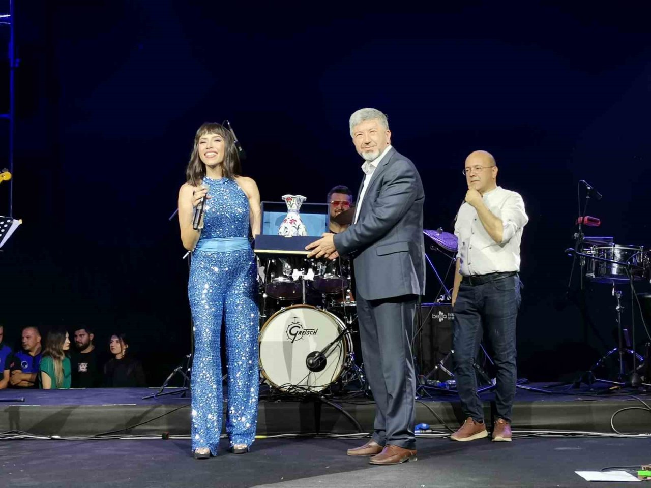 Sanatçı Burcu Güneş şarkılarıyla Gedizlileri coşturdu