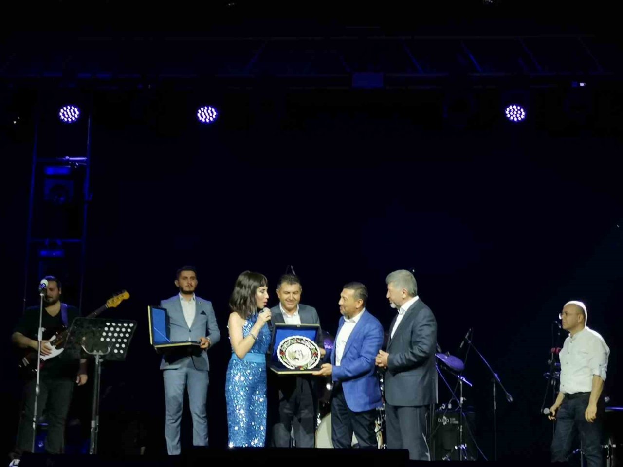 Sanatçı Burcu Güneş şarkılarıyla Gedizlileri coşturdu