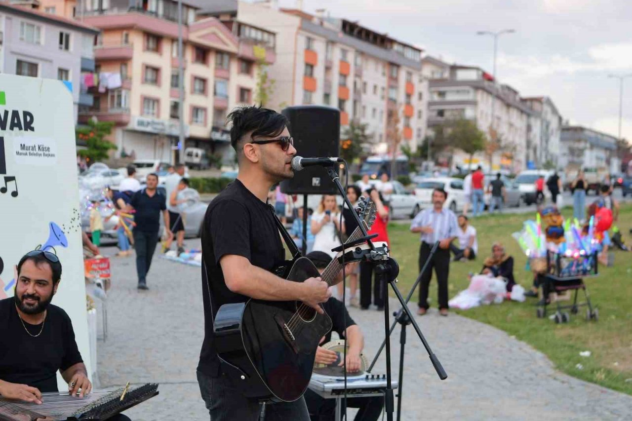 Mamak’ta parklardan müzik sesi yükseliyor