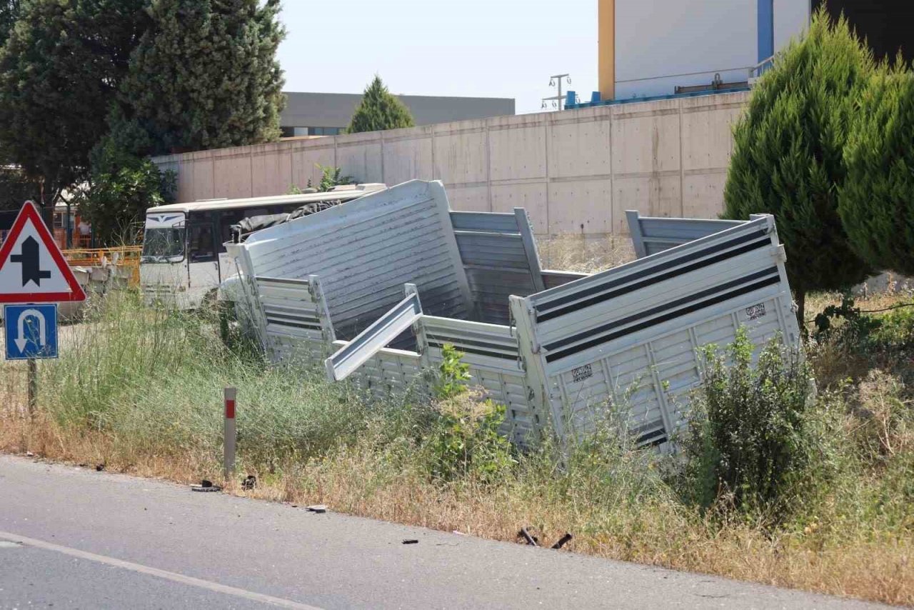 Karşı şeride geçen araç faciaya sebep oluyordu: 1’i ağır 3 yaralı