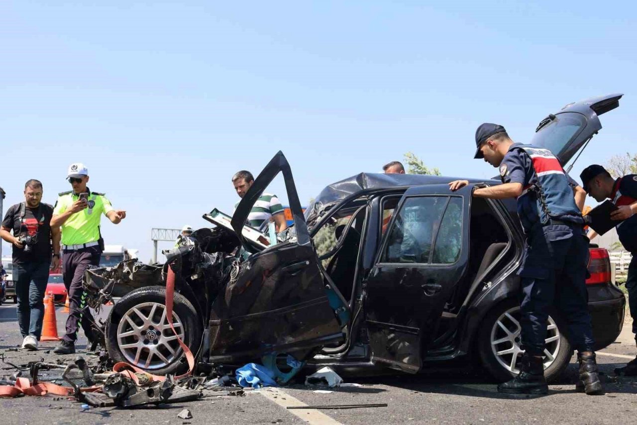 Karşı şeride geçen araç faciaya sebep oluyordu: 1’i ağır 3 yaralı