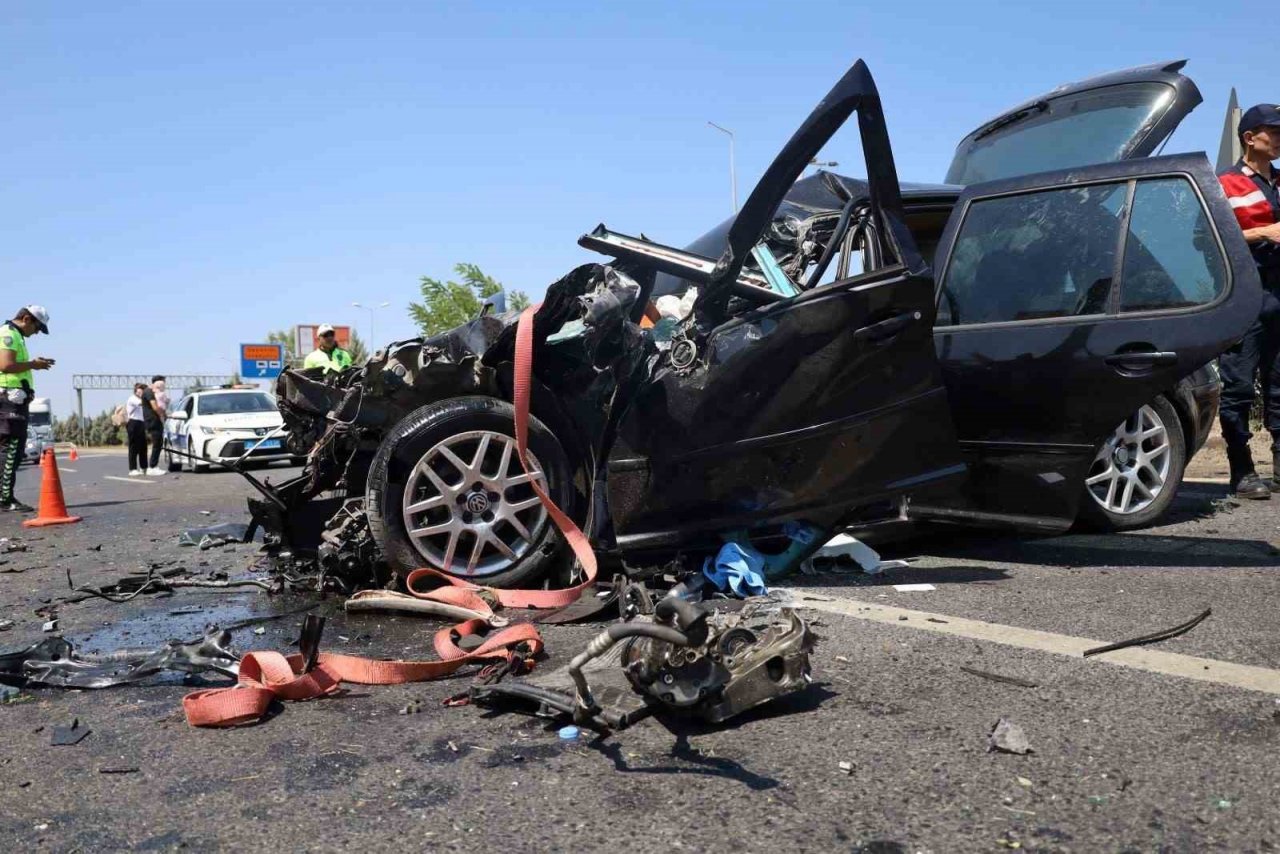 Karşı şeride geçen araç faciaya sebep oluyordu: 1’i ağır 3 yaralı