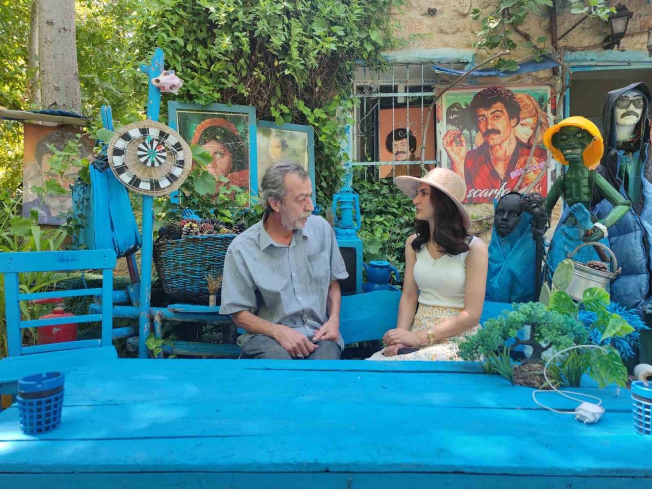 Evinin bahçesini sevdiği renklerle donattı, bahçe ’Şirinler köyünü’ anımsattı