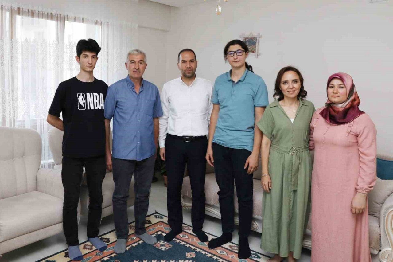 Başkan Özdemir’den TYT birincisine ziyaret