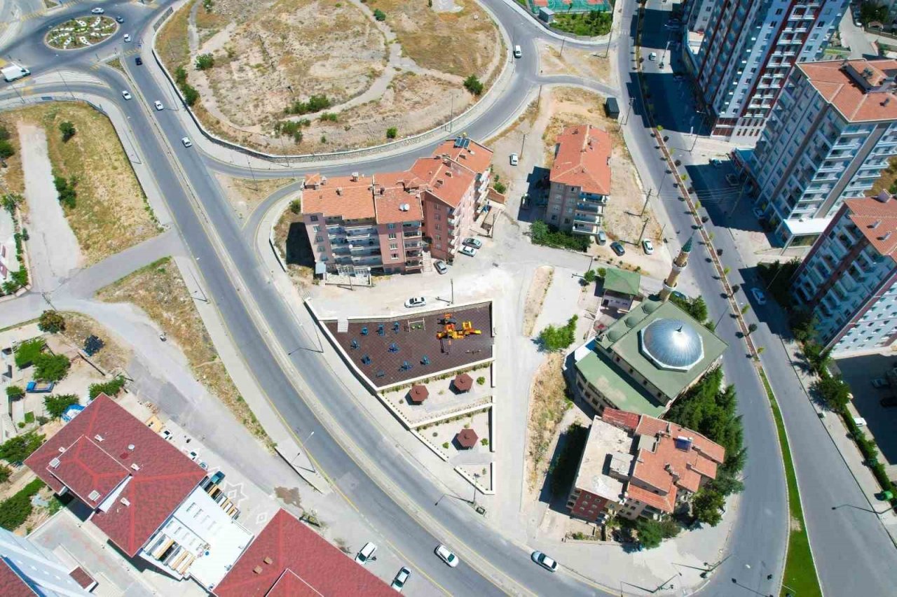 Niğde Belediyesinden Kırlangıç Sokağa çocuk parkı