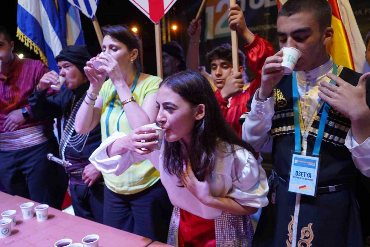 7 farklı ülkeden katılan dansçılar en hızlı şekilde çay içmeye çalıştı