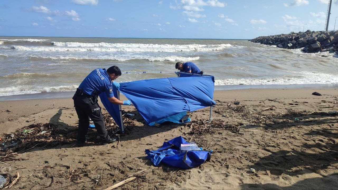 Sahile çıplak erkek cesedi vurdu