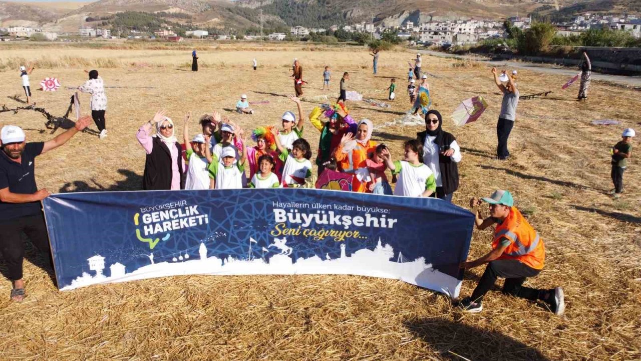 Depremzedeler, uçurtma şenliğinde gönüllerince eğlendiler