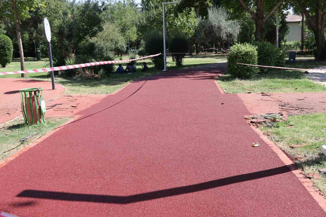 Şanlıurfa’da parklardaki yürüyüş yolları yenilendi