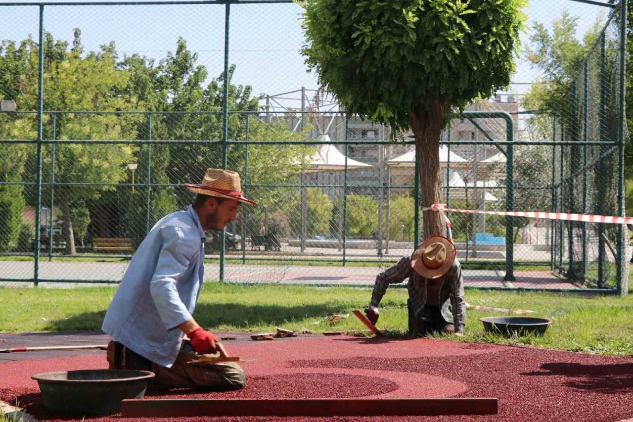 Şanlıurfa’da parklardaki yürüyüş yolları yenilendi