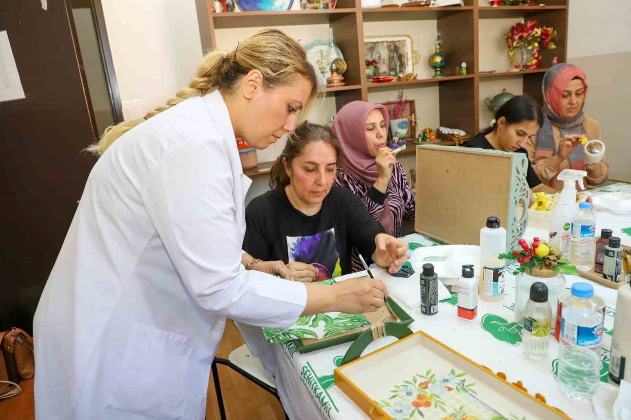 Şehitkamil’de dekoratif ahşap boyama kursuna yoğun ilgi