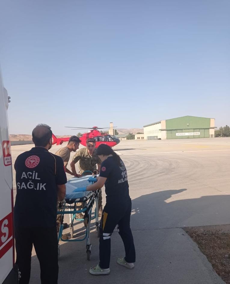 Siirt’te akrebin soktuğu çoban ambulans helikopterle hastaneye kaldırıldı