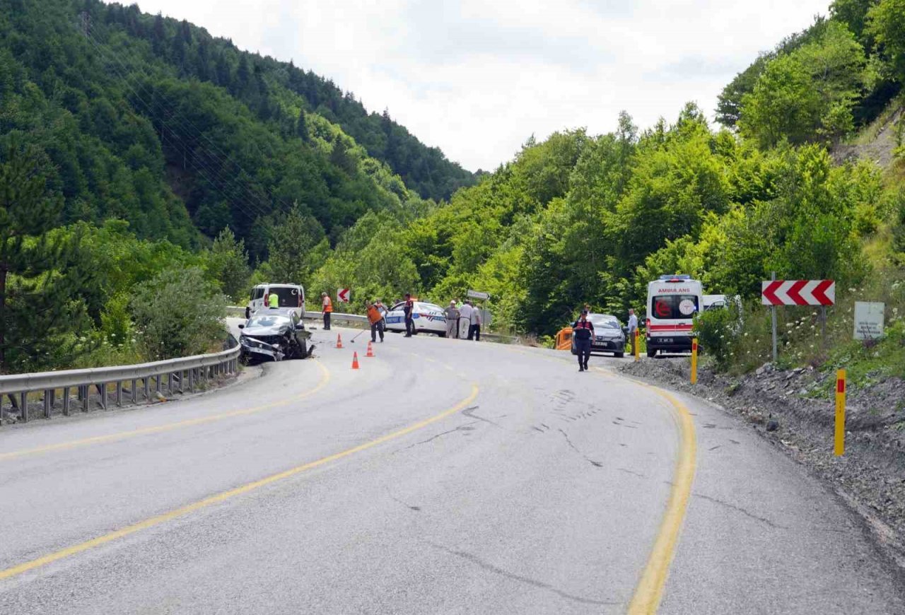 Cenaze merasimine katılmaya giden ailenin bulunduğu araç ile cip çarpıştı: 9 yaralı
