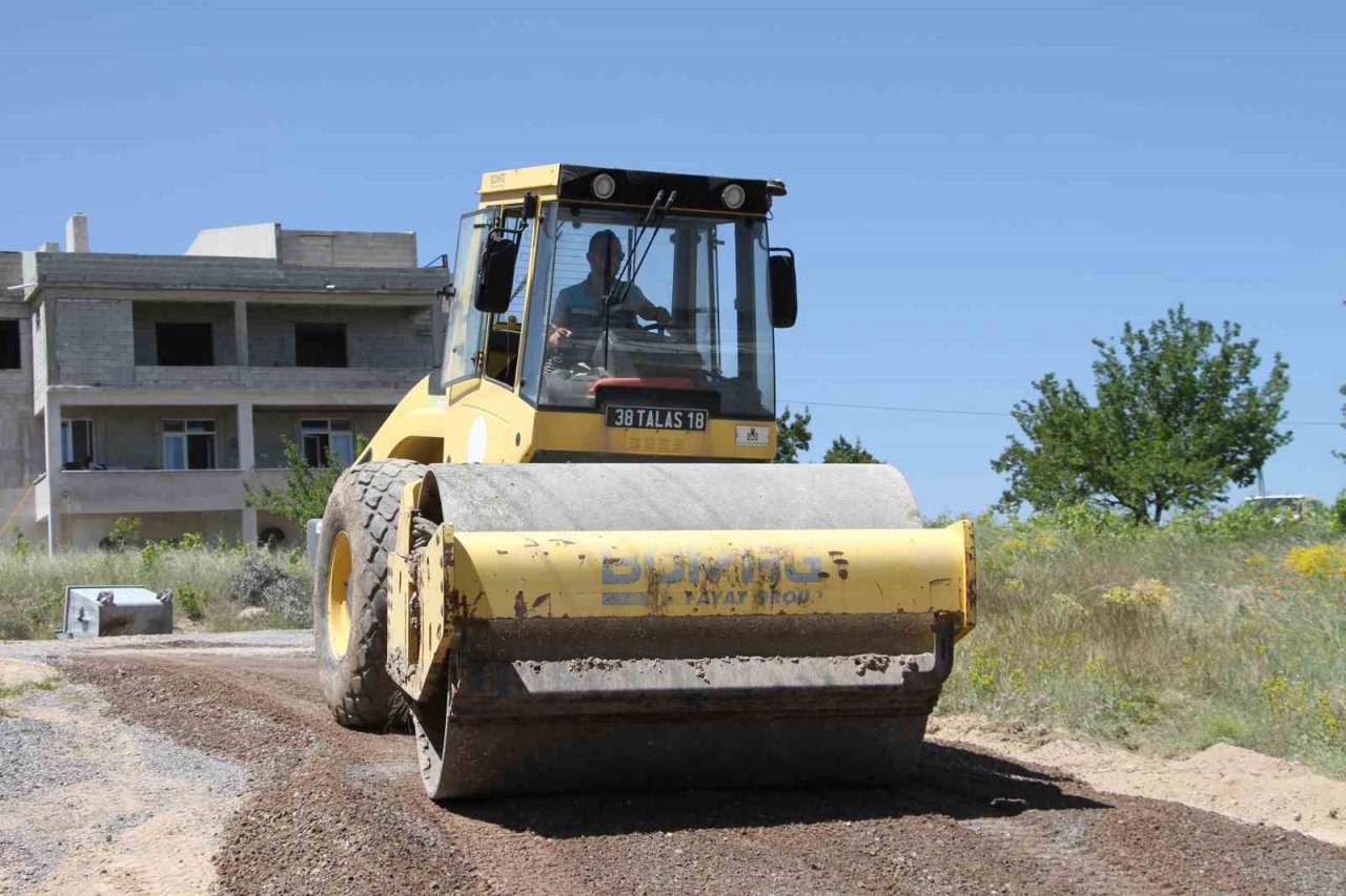 Talas Belediyesi Başakpınar’da 6 sokakta birden çalıştı