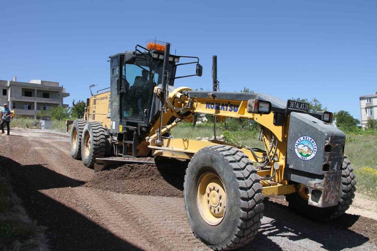 Talas Belediyesi Başakpınar’da 6 sokakta birden çalıştı