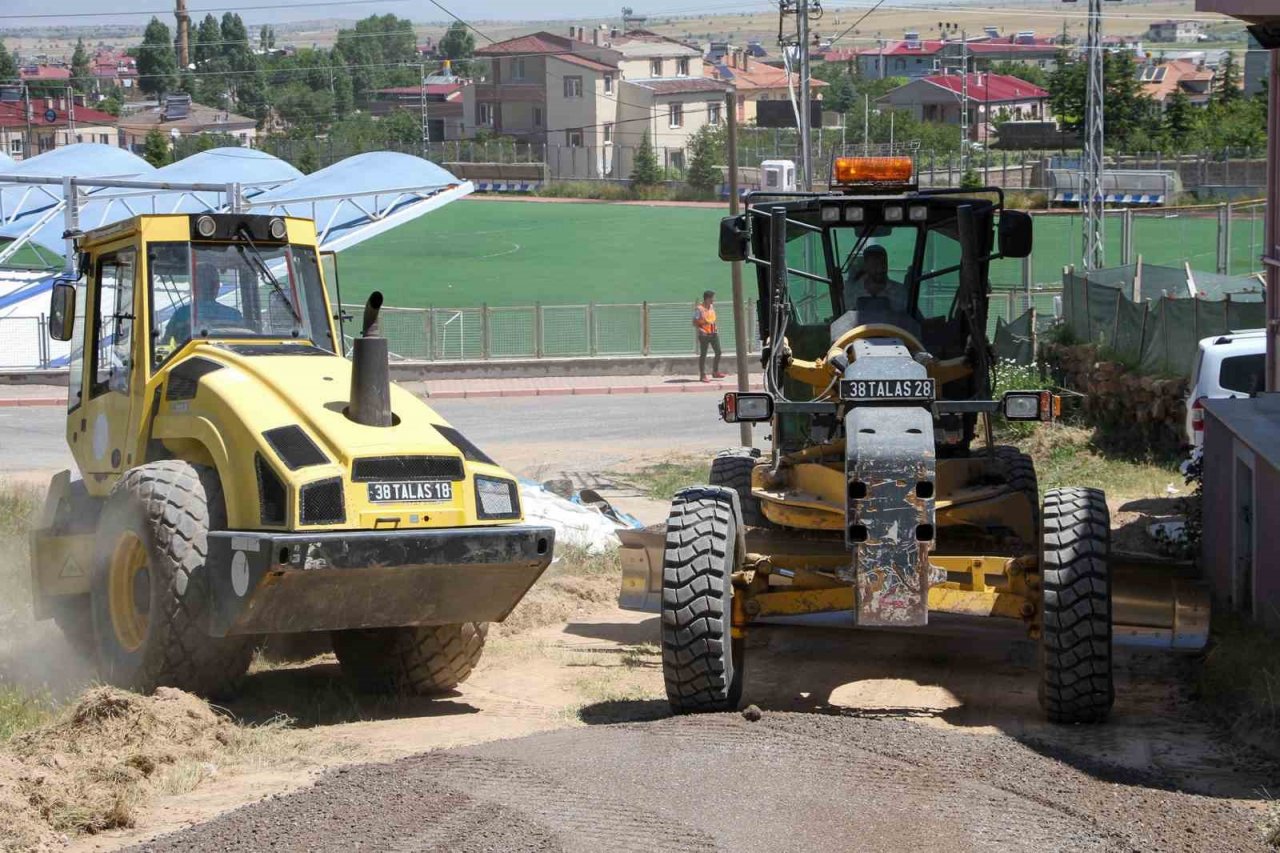 Talas Belediyesi Başakpınar’da 6 sokakta birden çalıştı