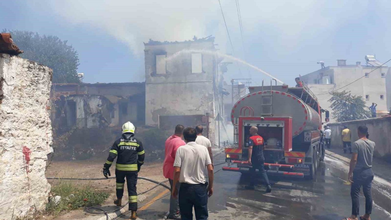 Tarihi bina alevlere teslim oldu