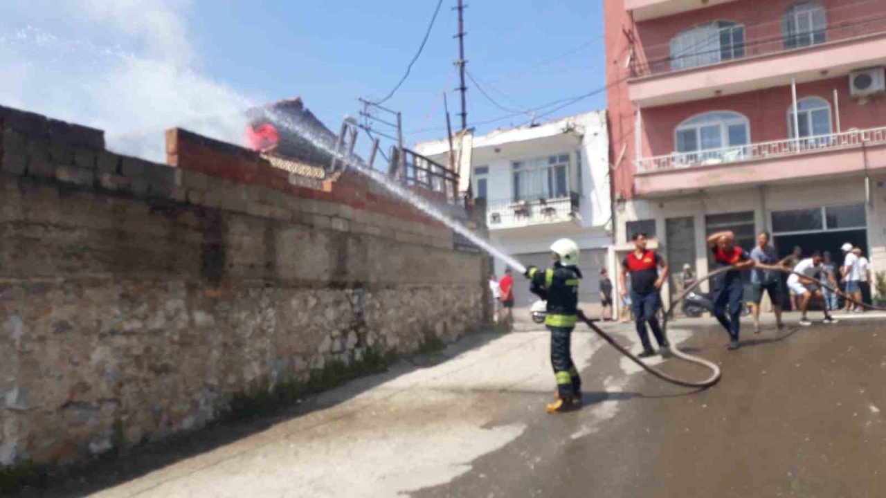 Tarihi bina alevlere teslim oldu