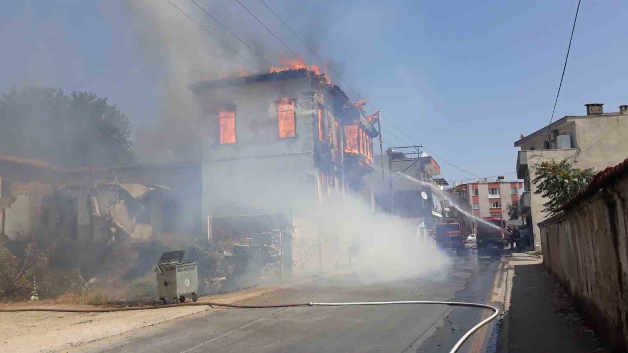 Tarihi bina alevlere teslim oldu