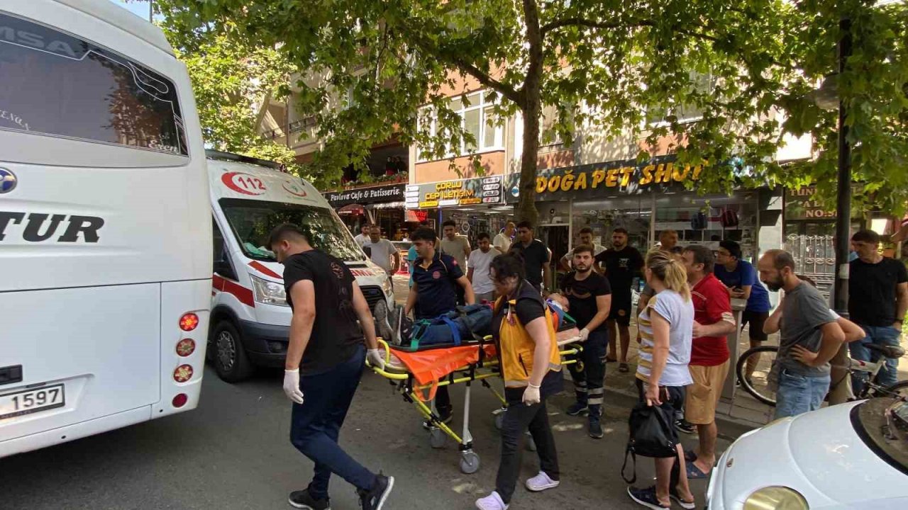 Koşarak karşıdan karşıya geçmek isteyen çocuğa arabanın çarptığı anlar kameraya yansıdı