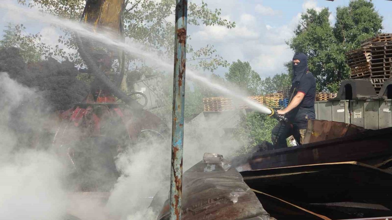 Geri dönüşüm fabrikasında 18 saattir soğutma çalışması yapılıyor