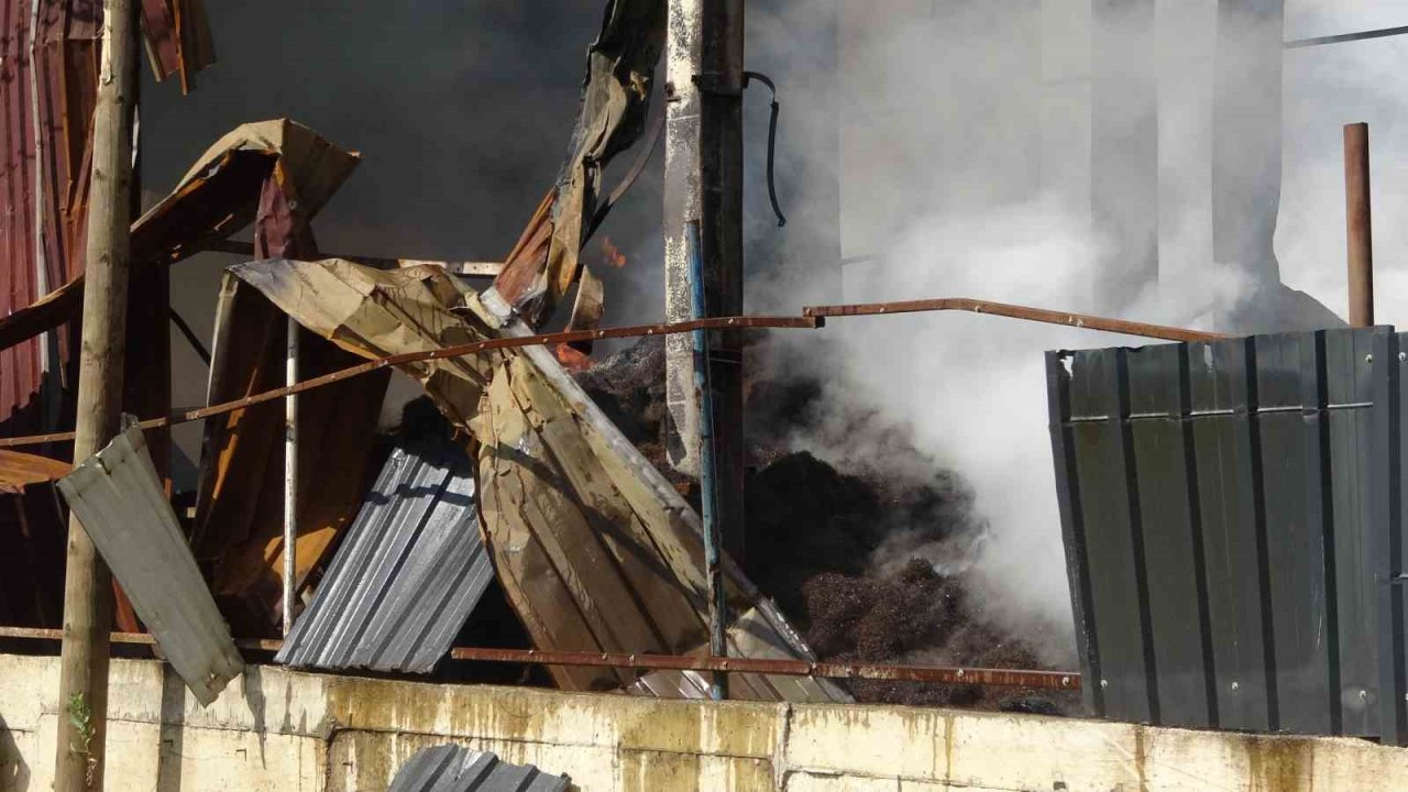 Geri dönüşüm fabrikasında 18 saattir soğutma çalışması yapılıyor