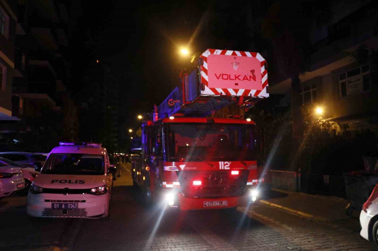Adana’da korkutan yangın: Bir apartman sakini kucağında köpeğiyle dışarı çıktı
