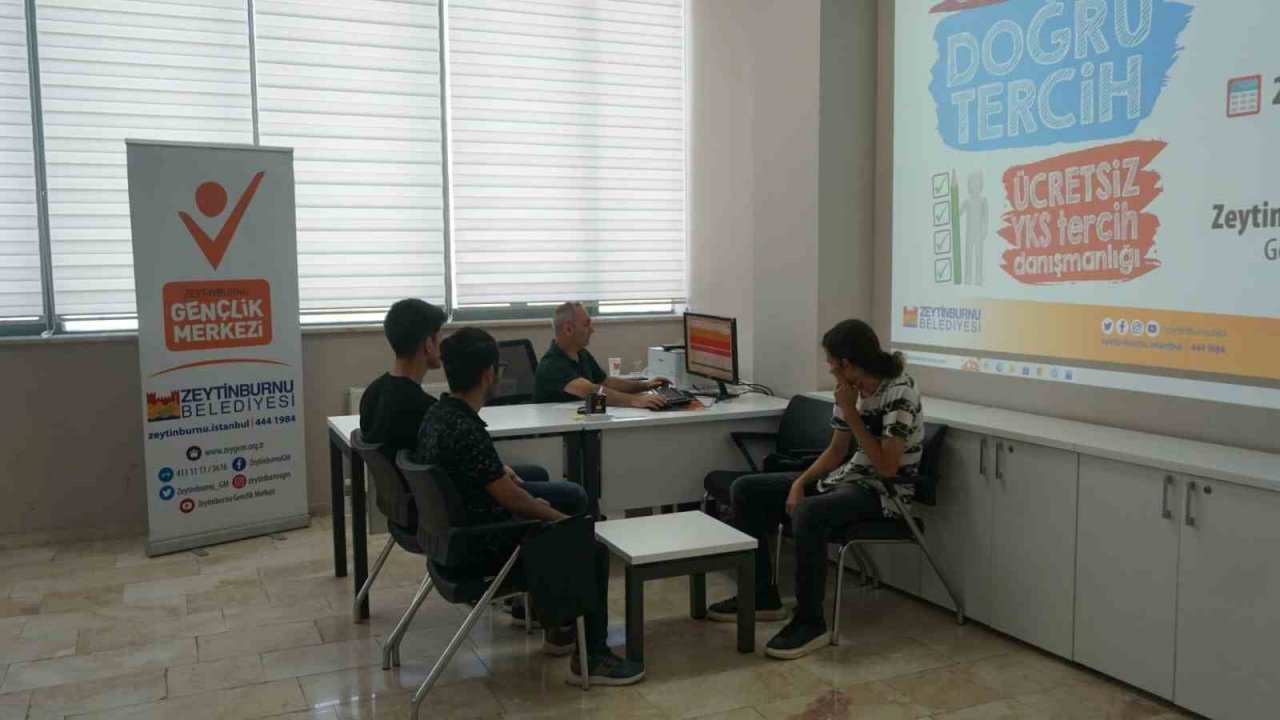 Zeytinburnu Gençlik Merkezi’nde YKS sınavına giren öğrencilere doğru tercih hizmeti veriliyor