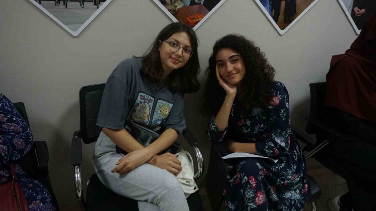 Zeytinburnu Gençlik Merkezi’nde YKS sınavına giren öğrencilere doğru tercih hizmeti veriliyor