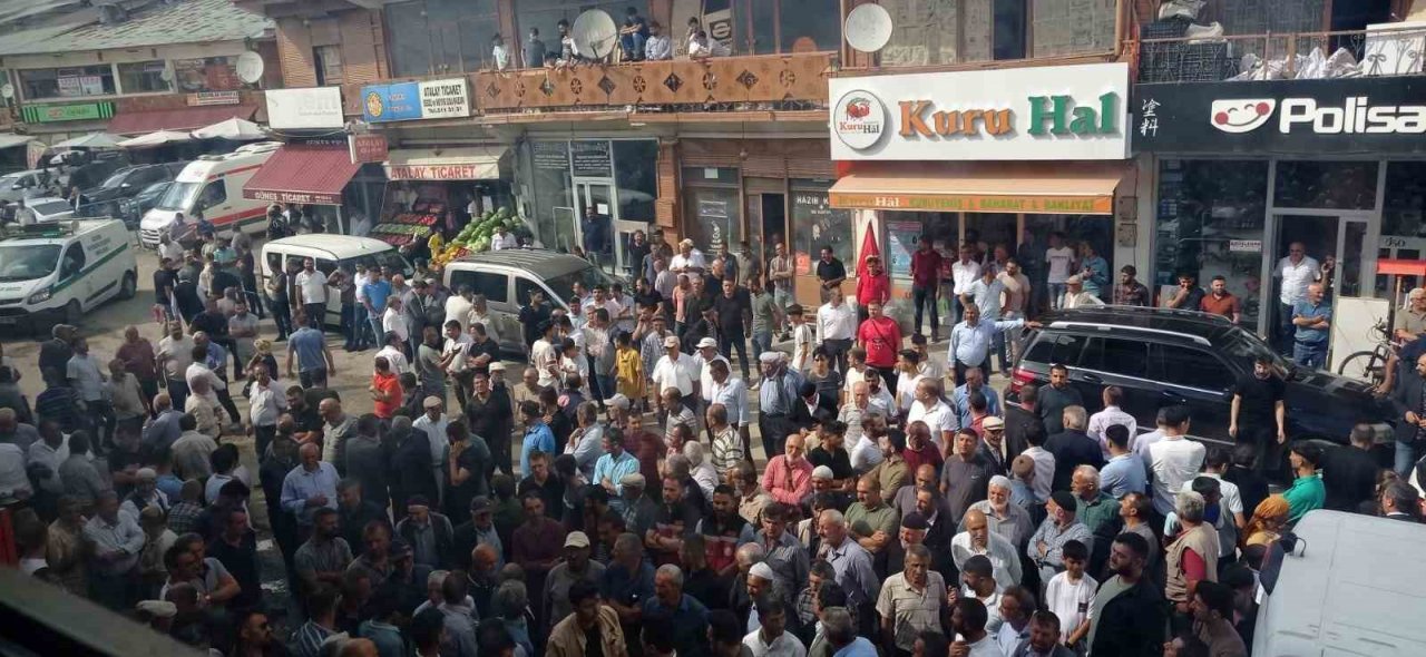 Hınıs Belediye Başkanı Erdoğan Eren gözyaşı ve dualarla uğurlandı